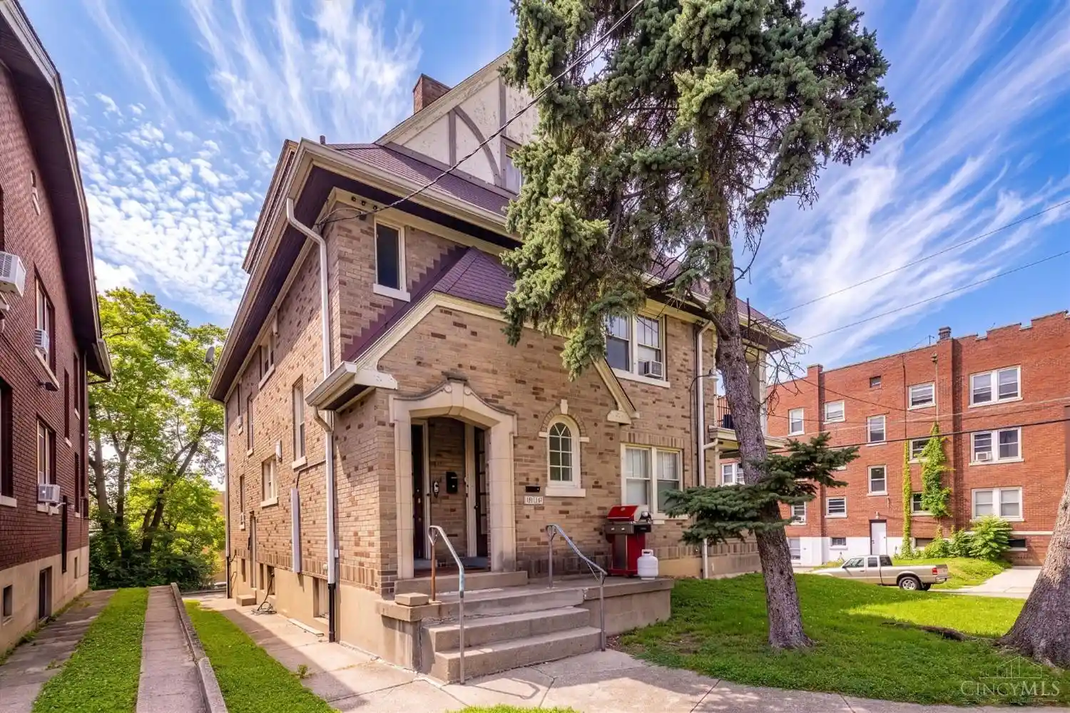 Listing Photo 1 - Condo for sale in 2733 Stratford Ave located at 2733 Stratford Ave, Cincinnati, OH 45220 - Unit 2733 Stratford Ave