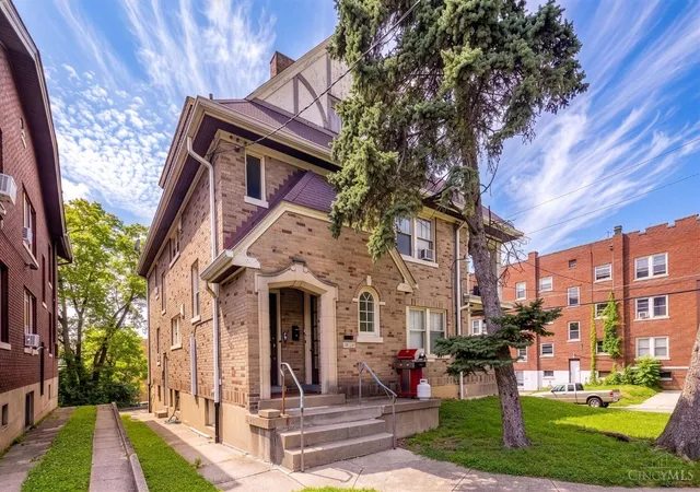 Homes for sale in Cincinnati, OH | 2733 Stratford Ave, Cincinnati, OH 45220 | MLS# 1886844