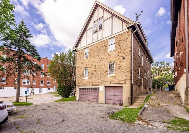 Homes for sale in Cincinnati, OH | 2733 Stratford Ave, Cincinnati, OH 45220