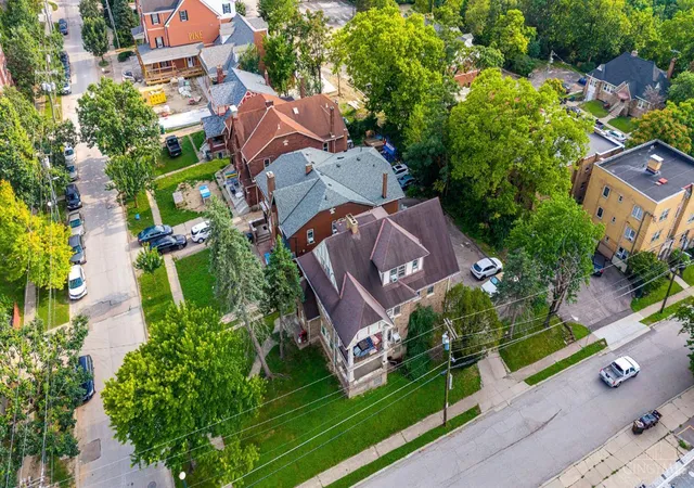 Homes for sale in Cincinnati, OH | 2733 Stratford Avenue, Cincinnati, OH 45220 | Houzeo