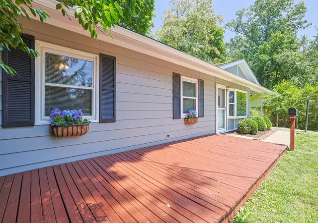 Photo 2 of Sale Pending at 404 Mohican Dr, Loveland, OH 45140 | MLS# 1886880 | Listing updated on 2026-09-03