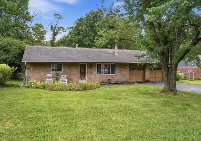 Photo 3 of Single family home for sale at 9602 Kosta Dr, Springfield Twp., OH 45231 | MLS# 1885011 | Listing updated on 2026-09-23