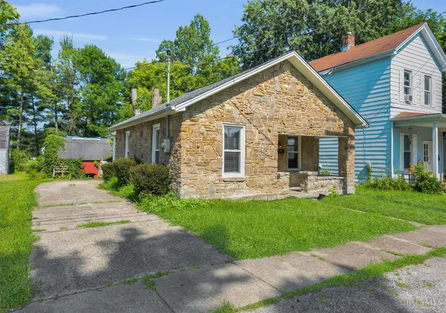 Photo 3 of Sale Pending at 415 S Union St, Bethel, OH 45106 | MLS# 1887047 | Listing updated on 2026-09-21