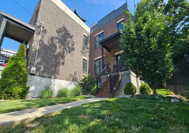 3rd image of 1722 William Howard Taft Rd, Cincinnati, OH 45206