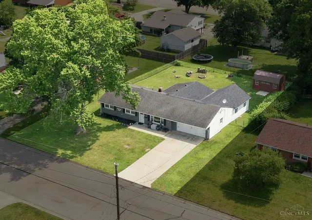 3rd image of 422 Kenwood Ln, Trenton, OH 45067 | MLS# 1887440