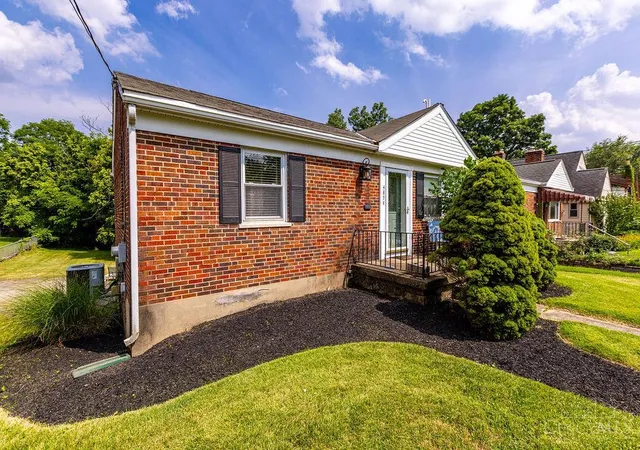 2nd image of 4894 Oaklawn Dr, Cincinnati, OH 45227 | MLS# 1887702
