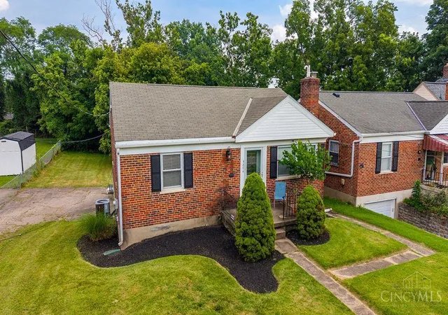 3rd image of 4894 Oaklawn Dr, Cincinnati, OH 45227 | MLS# 1887702
