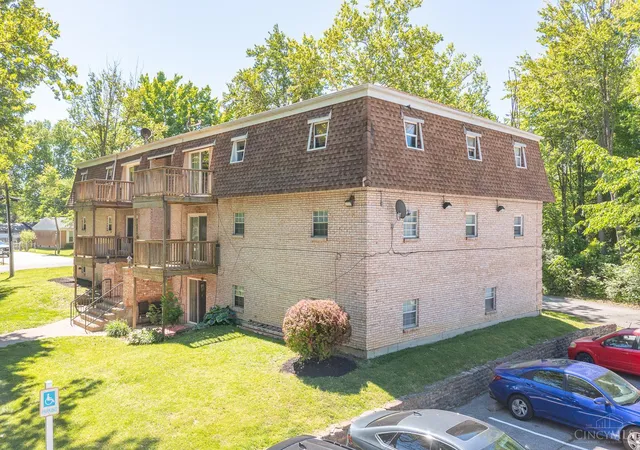 Listing Photo 4 - Condo for sale in building located at 3935 Wilma Ct, Cincinnati, OH 45245