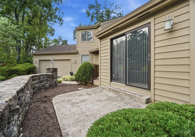 3rd image of 15 Falling Brook Ln, Blue Ash, OH 45241 | MLS# 1887655