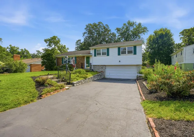 Photo 2 of Single family home for sale at 830 Sunderland Dr, Anderson Twp, OH 45255 | MLS# 1887898 | Listing updated on 2026-09-18