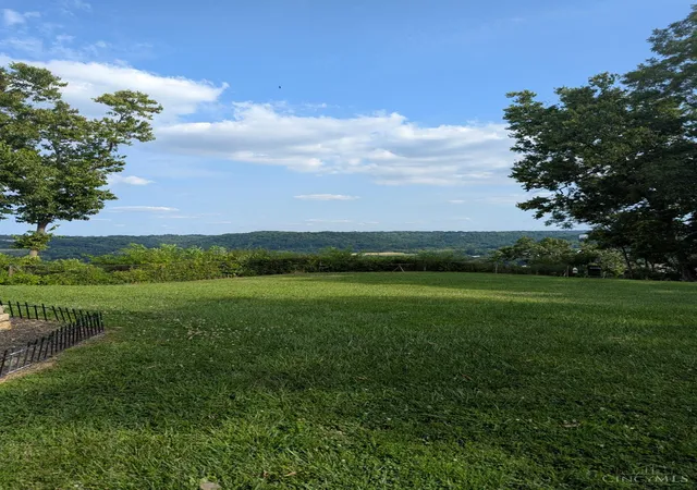2nd image of 355 Grand Ave, Cincinnati, OH 45205