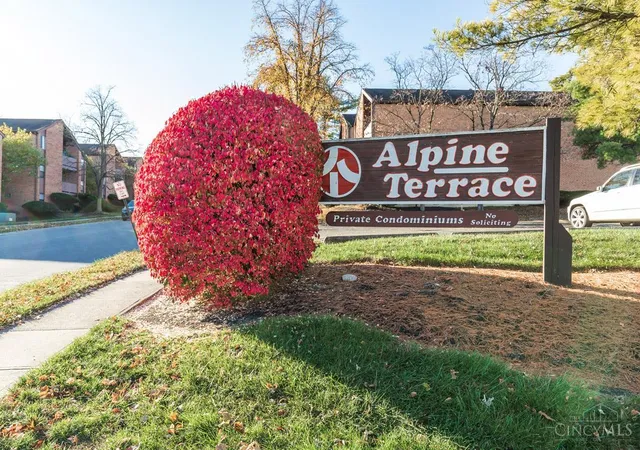 2nd image of 4904 Chalet Dr, Cincinnati, OH 45217