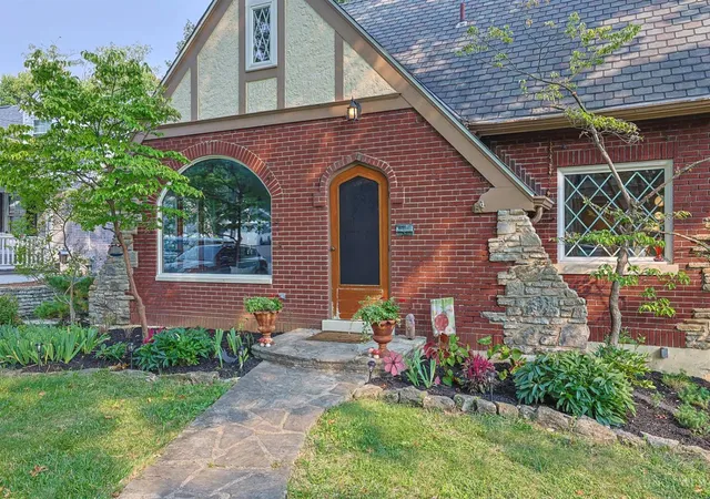 Photo 2 of Sale Pending at 1007 Urbancrest Pl, Cincinnati, OH 45226 | MLS# 1888643 | Listing updated on 2026-08-28