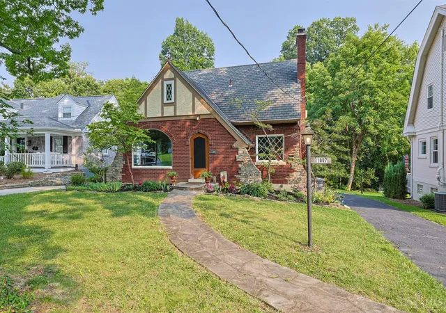 Photo 3 of Sale Pending at 1007 Urbancrest Pl, Cincinnati, OH 45226 | MLS# 1888643 | Listing updated on 2026-08-28