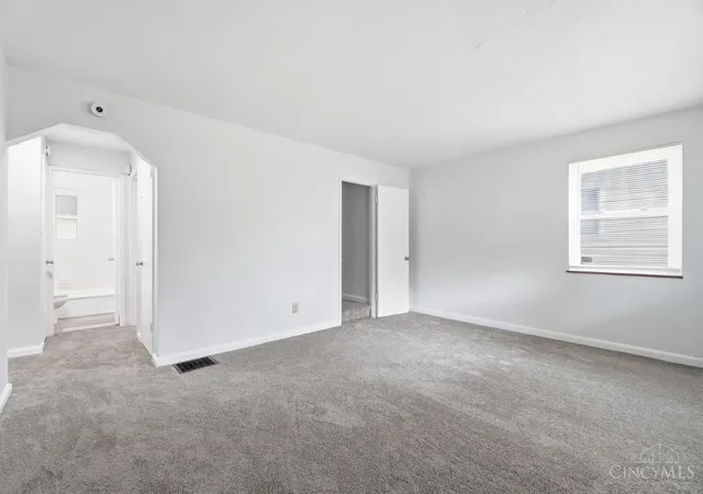 Photo 3 of Single family home for sale at 2945 Royal Glen Dr, Cincinnati, OH 45239 | MLS# 1888648 | Listing updated on 2026-09-28