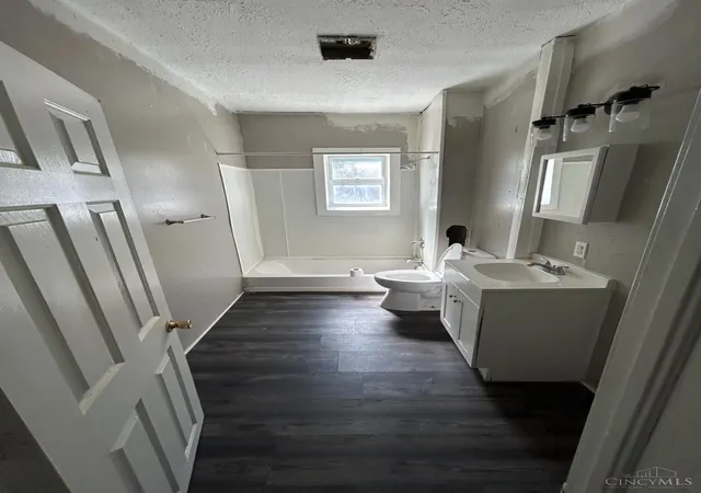 Photo 3 of House for sale at 811 S Fred Shuttlesworth Cir, Cincinnati, OH 45229 | MLS# 1888868 | Listing updated on 2026-09-02