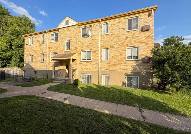 3rd image of 2896 Harrison Ave, Cheviot, OH 45211