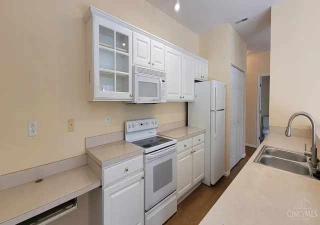 Listing Photo 5 - Condo for sale in building located at 9168 Yarmouth Dr, Deerfield Twp., OH 45140 - Unit #B