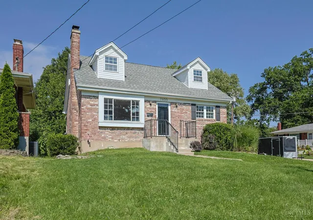 2nd image of 7833 Spirea Dr, Sycamore Twp, OH 45236 | MLS# 1889214