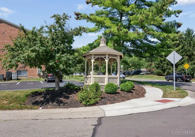 Listing Photo 2 - Condo for sale in building located at 1572 Gelhot Dr, Fairfield, OH 45014 - Unit #121