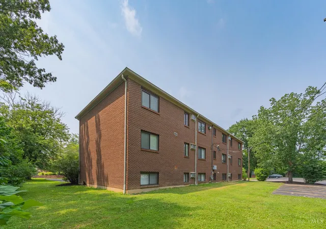 Listing Photo 2 - Condo for sale in building located at 204 Highland St, Cincinnati, OH 45140 - Unit #