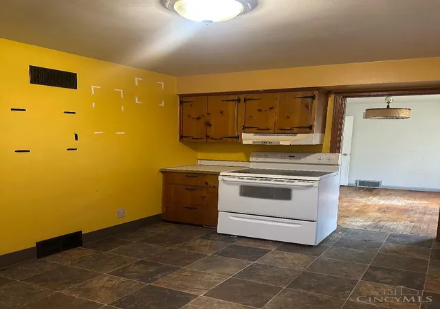 Photo 3 of Sale Pending at 6981 Pineneedle Ln, Cincinnati, OH 45243 | MLS# 1888209 | Listing updated on 2026-09-02