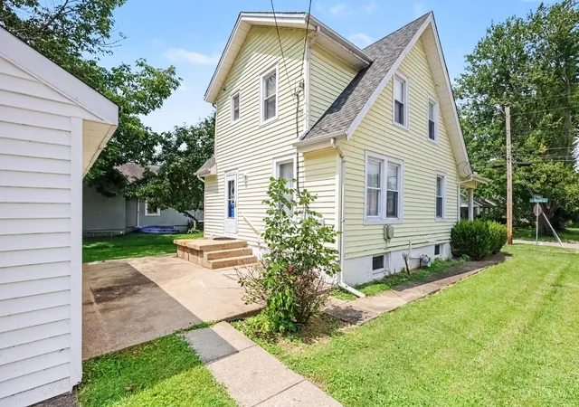 Photo 2 of Sale Pending at 220 Victoria Ave, Batavia, OH 45103 | MLS# 1889588 | Listing updated on 2026-09-08