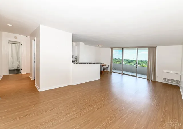 Listing Photo 4 - Condo for sale in The Madison House located at 2324 Madison Rd, Cincinnati, OH 45208 - Unit #1701