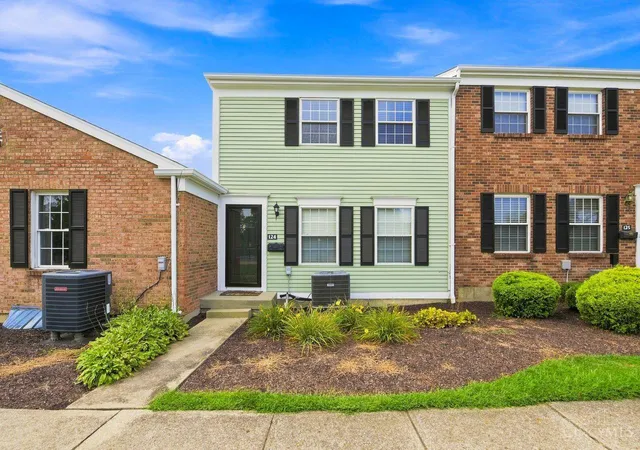 Photo 3 of Townhouse for sale at 124 Chapel Hl Dr, Fairfield, OH 45014 | MLS# 1890197 | Listing updated on 2026-09-16