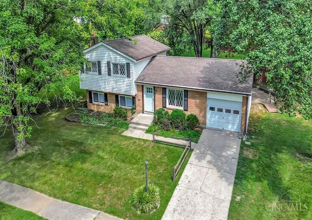 Photo 2 of Single family home for sale at 212 Vista Dr, Hamilton, OH 45011 | MLS# 1890327 | Listing updated on 2026-10-01