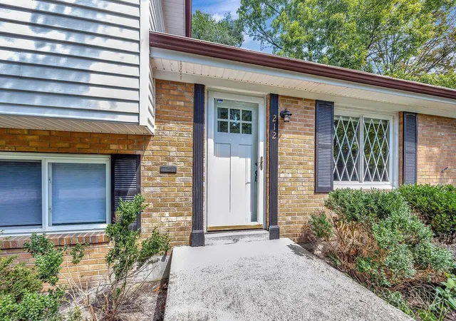 Photo 3 of Single family home for sale at 212 Vista Dr, Hamilton, OH 45011 | MLS# 1890327 | Listing updated on 2026-10-01