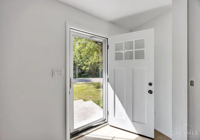 Photo 3 of Single family home for sale at 212 Vista Dr, Hamilton, OH 45011 | MLS# 1890327 | Listing updated on 2026-10-01