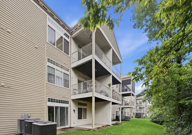 Listing Photo 2 - Condo for sale in building located at 7464 Brg Pt Dr, Cincinnati, OH 45248 - Unit #