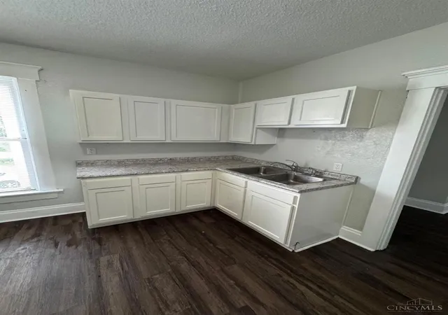 Listing Photo 2 - Condo for sale in building located at 934 Dayton St, Hamilton, OH 45011 - Unit #