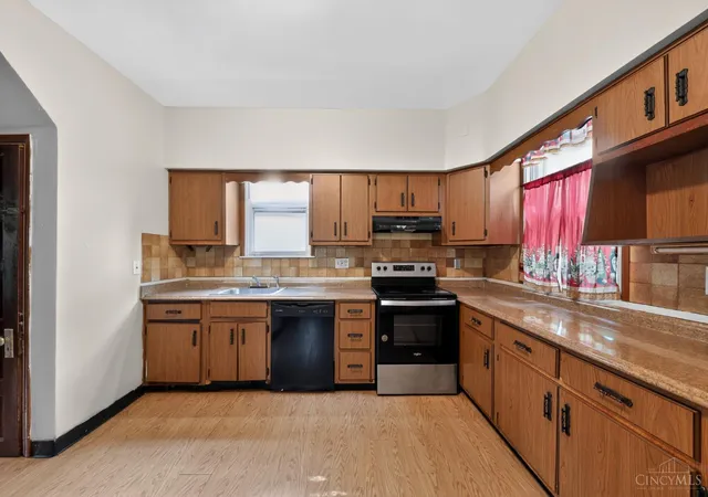 Photo 3 of Sale Pending at 2874 Montana Ave, Cincinnati, OH 45211 | MLS# 1887987 | Listing updated on 2026-08-19