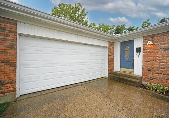 Photo 3 of Sale Pending at 1925 Fullerton Dr, Springfield Twp., OH 45240 | MLS# 1890522 | Listing updated on 2026-08-17
