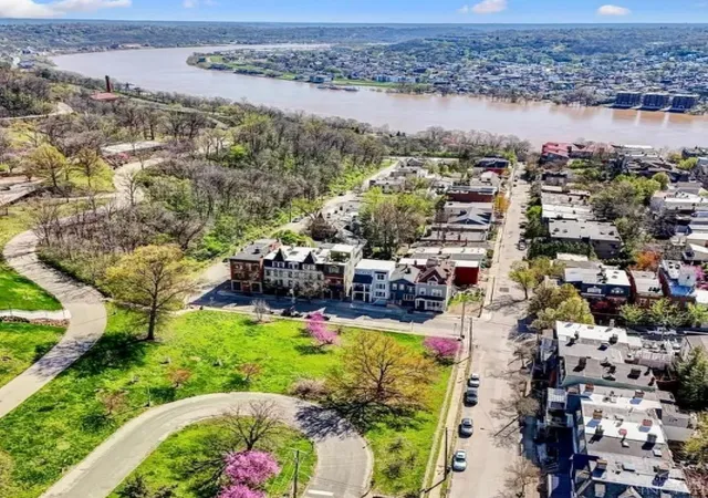 2nd image of 945 Parkside Pl, Cincinnati, OH 45202