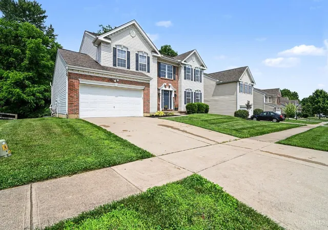 Photo 3 of Sale Pending at 7565 Turnberry Ct, Maineville, OH 45039 | MLS# 1890936 | Listing updated on 2026-08-27