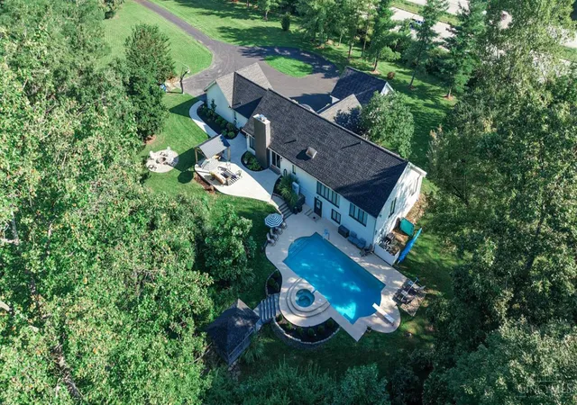 3rd image of 10600 Indian Woods Dr, Montgomery, OH 45242 | MLS# 1890817