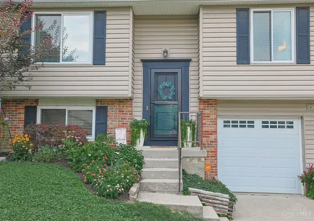 Photo 2 of Single family home for sale at 2838 Kimberly Dr, Maineville, OH 45039 | MLS# 1890983 | Listing updated on 2026-09-10