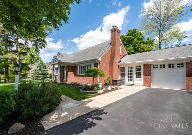 Photo 3 of Single family home for sale at 8188 Columbia Rd, Maineville, OH 45039 | MLS# 1891157 | Listing updated on 2026-09-09