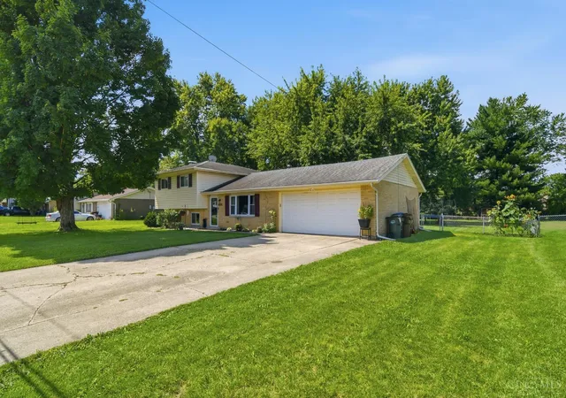 Photo 2 of Sale Pending at 5771 Lake Cir Dr, Fairfield, OH 45014 | MLS# 1891232 | Listing updated on 2026-09-01