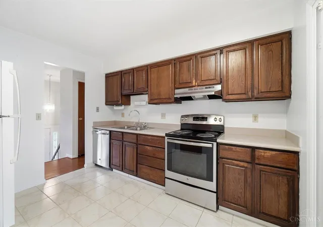 Photo 3 of Single family home for sale at 890 Summerfield Ln, Springdale, OH 45240 | MLS# 1891139 | Listing updated on 2026-09-16