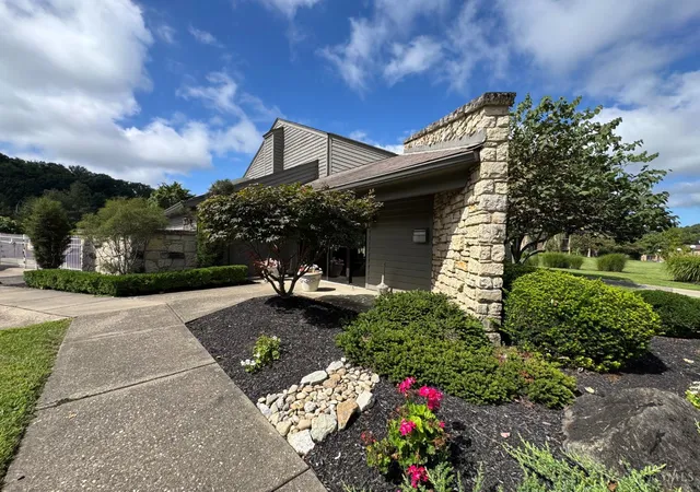 Listing Photo 2 - Condo for sale in building located at 7233 Creekview Dr, Colerain Twp, OH 45247 - Unit #1
