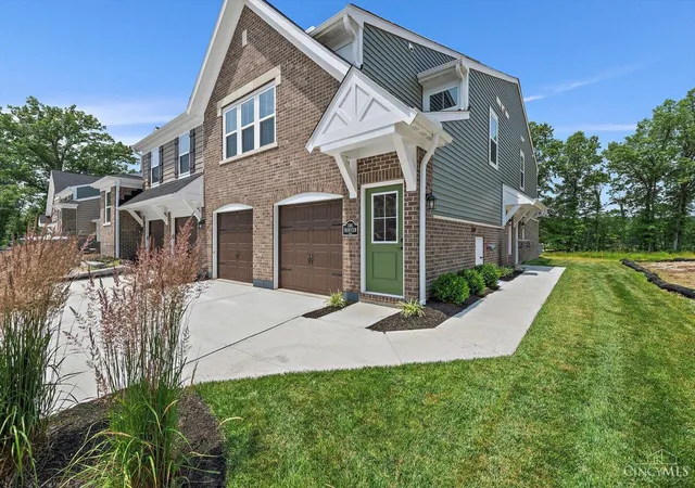 Listing Photo 2 - Condo for sale in building located at 5881 Parkview Ln, Milford, OH 45150 - Unit #305