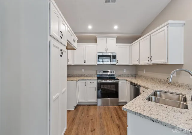 Listing Photo 4 - Condo for sale in building located at 5881 Parkview Ln, Milford, OH 45150 - Unit #305