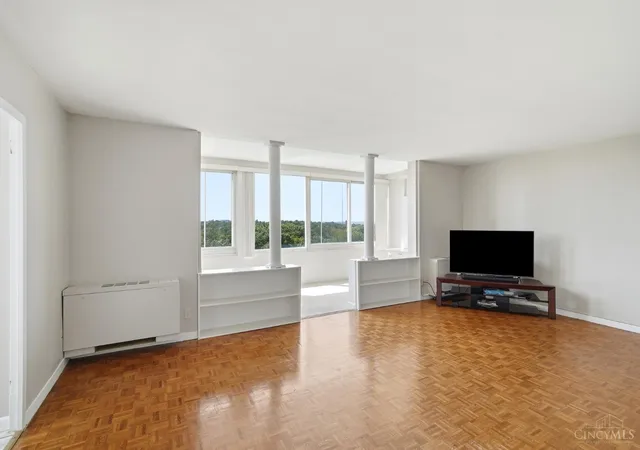 Photo 4 of Sale Pending at 2324 Madison Rd #910, Cincinnati, OH 45208 | MLS# 1891753 | Listing updated on 2026-09-02