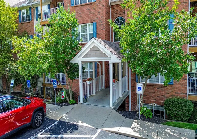 Listing Photo 3 - Condo for sale in building located at 4510 Clearwater Pl, Cincinnati, OH 45248 - Unit #12