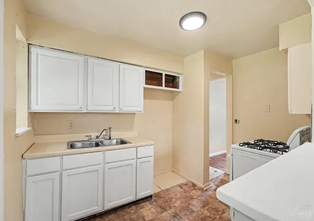 Photo 3 of Single family home for sale at 6100 W Fordham Pl, Silverton, OH 45213 | MLS# 1892252 | Listing updated on 2026-09-02