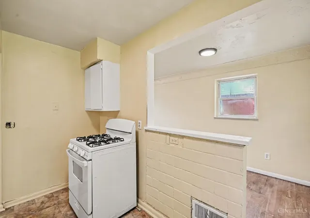 Photo 4 of Single family home for sale at 6100 W Fordham Pl, Silverton, OH 45213 | MLS# 1892252 | Listing updated on 2026-09-02